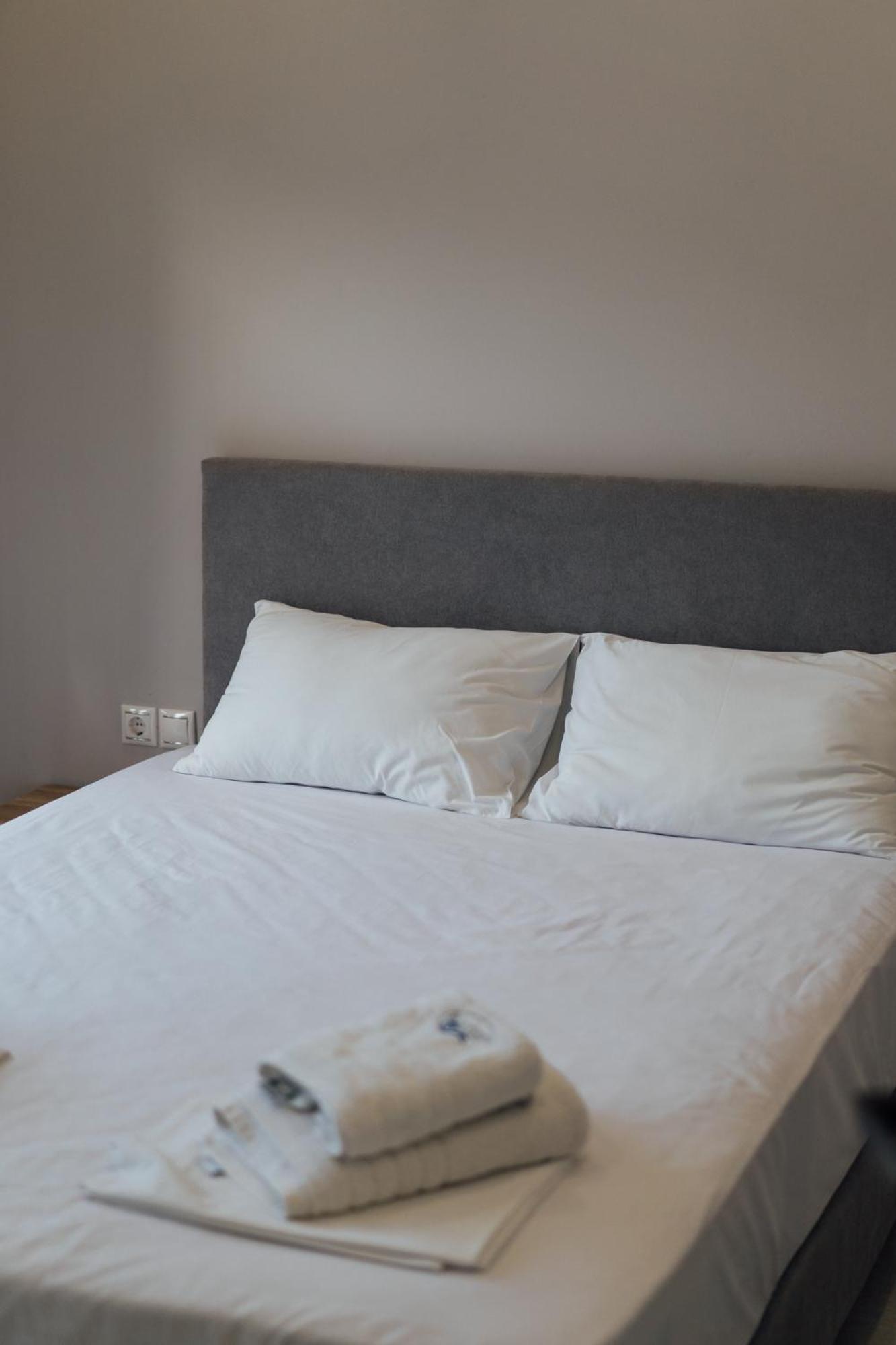Blue Waves Luxury Suites By The Sea Plomari Exterior photo