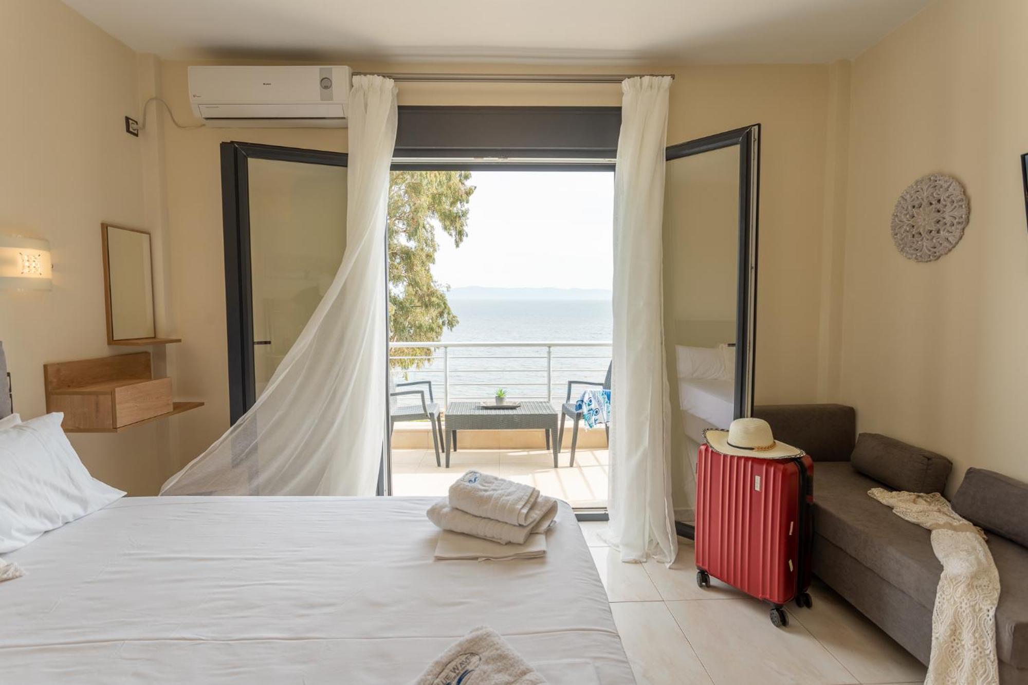Blue Waves Luxury Suites By The Sea Plomari Exterior photo