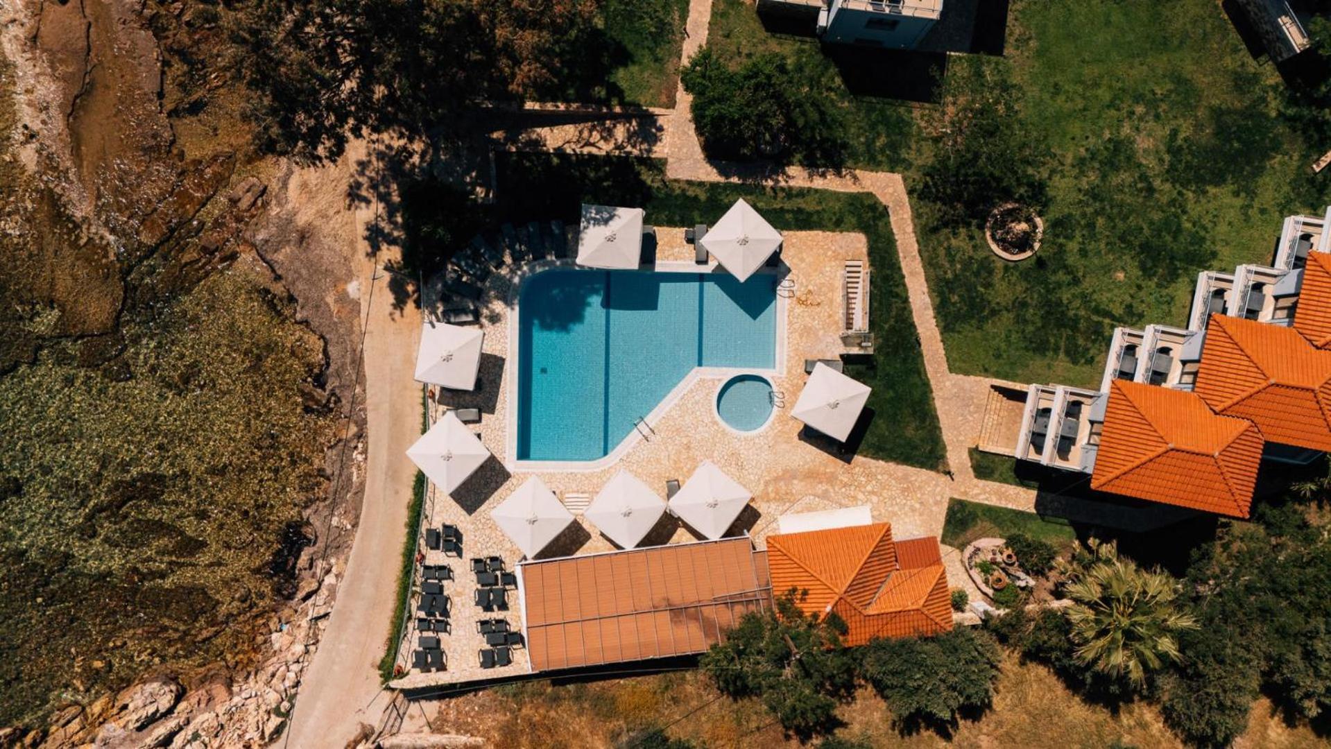 Blue Waves Luxury Suites By The Sea Plomari Exterior photo