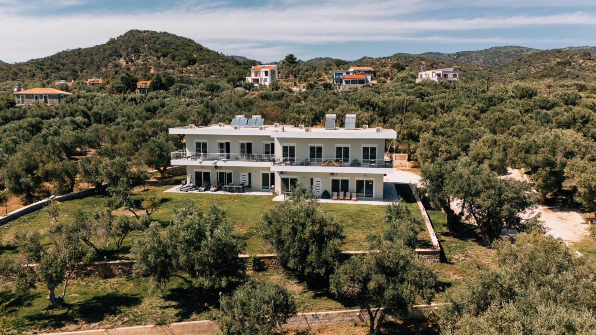 Blue Waves Luxury Suites By The Sea Plomari Exterior photo